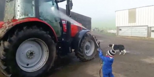 루벤이 압력호스를 이용해 실제 트랙터를 청소하고 있는 모습.