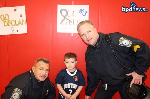 소년은 그리고 자신이 그리던 경찰관들과 기념사진도 찍었다.