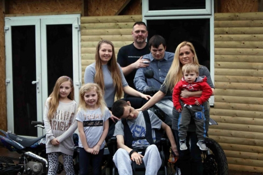 맨 뒤에 아버지와 서 있는 형 카일(24)역시 같은 병을 앓고 있다.