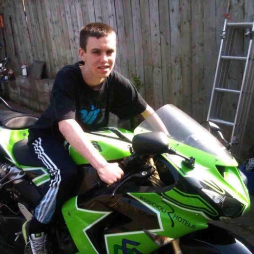 제이미는 바이크의 광신자였다. 신체가 무능력해지기 전까지 바이크를 즐겨탔다.