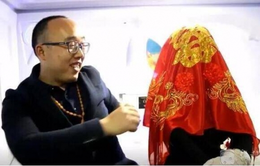 정씨와 잉잉은 가족과 친구들이 참석한 가운데 중국 전통혼례 절차에 따라 결혼식을 올렸다. (사진=양즈완바오)