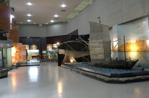 농업을 비롯하여 각종 어업에 사용되었던 실물 도구들이 원래 모습 그대로 전시되어 있다.