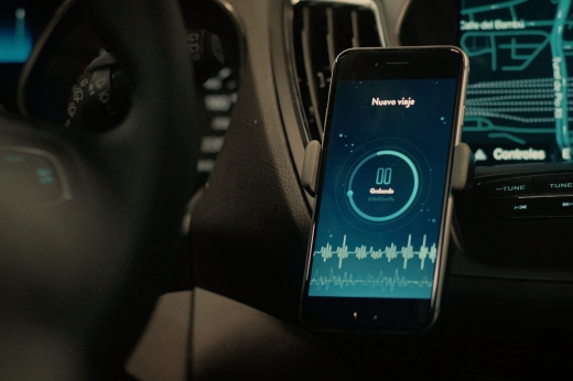 운전하는 동안에도 연동된 애플리케이션을 통해 침대의 기능을 조절할 수 있다.