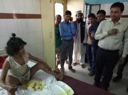 모글리 소녀를 구경하기 위해 몰려온 인도 사람들.