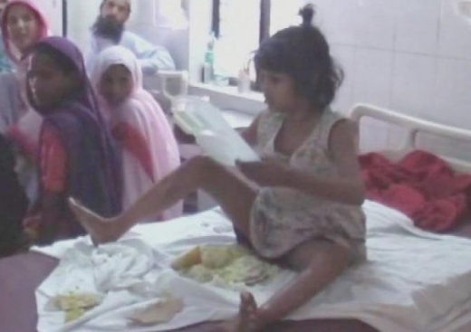 배식판을 엎고 동물처럼 먹는 모글리 소녀의 모습.