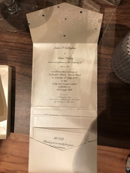 프로포즈 당시 받은 반지와 하객들에게 보낸 결혼식 초대장. (사진=메트로)