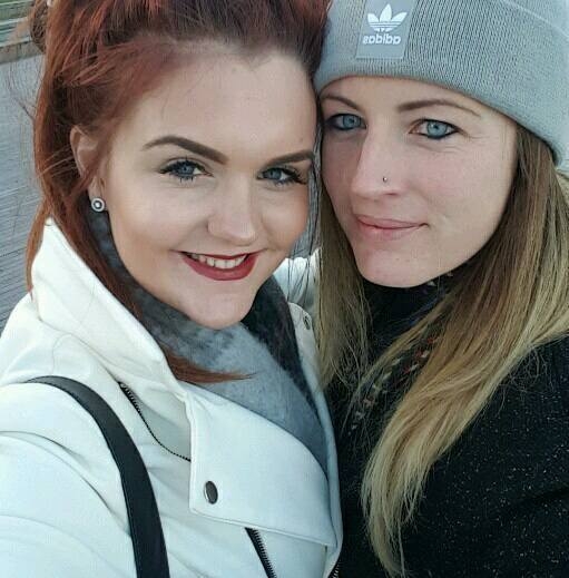 결혼을 파기한 로라와 그녀의 새 여자친구인 시네이드. (사진=메트로)