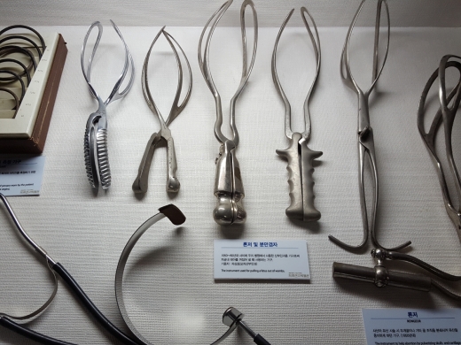 청라 언덕에 위치한 의료박물관에는 100년이 넘는 의료 기기들이 전시중이다. 당시 산부인과 관련 질병이 많아 이와 관련된 부인과 초기 의료기기들이 다양하게 전시되어 있다.