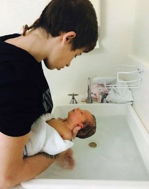 출산일 당시, 아빠 제이든은 자신의 딸을 두팔로 부드럽게 안은 채 지그시 바라보고 있다. (사진=시드니모닝헤럴드)