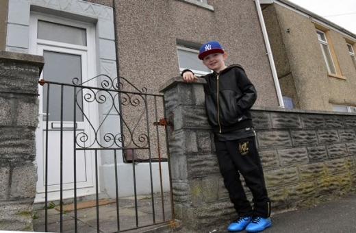 타일러가 집 밖에서 포즈를 취하고 있다. (사진=미러)