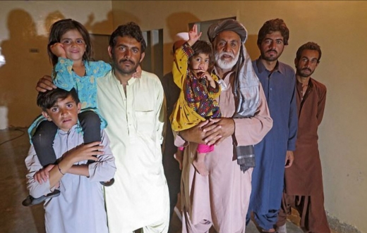 가장 큰 아들인 압둘 바리 멘갈(32)과 막내딸 비비 자이납(2)의 나이차이는 30. (사진=데일리메일 캡쳐)