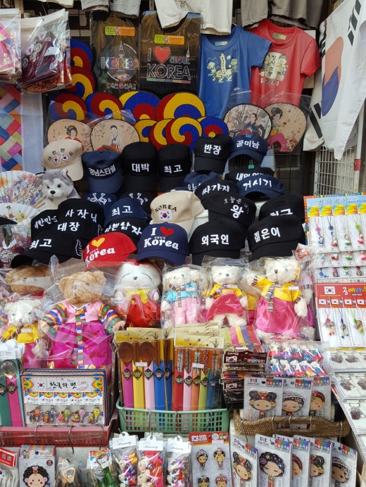 인사동 가게에는 외국인 관광객을 겨냥한 제품들을 많이 판다. 가격이 만만하지 않다.