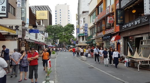 인사동 거리 모습. 차없는 거리로 지정되는 일요일에는 영업용 차량을 제외하고는 진입이 불가하다.