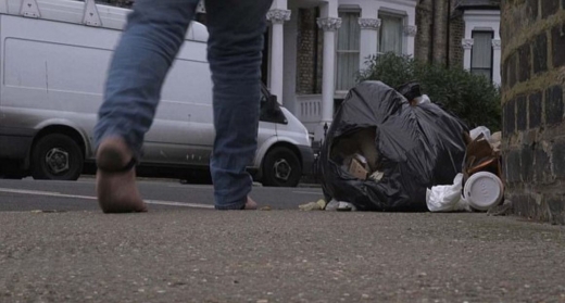 벤의 맨발을 위협하는 거리 곳곳의 유해한 쓰레기들. (사진=데일리메일 캡쳐)