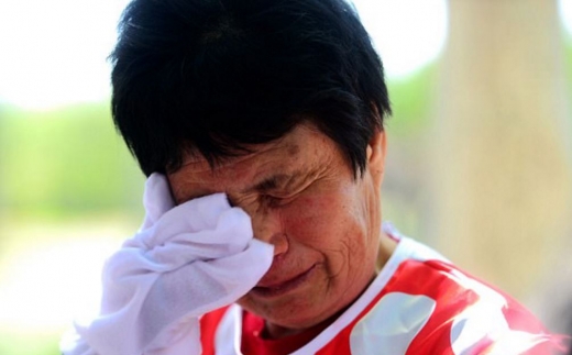 할머니가 인터뷰 도중 눈물을 훔치고 있다. (사진=환구시보 캡쳐)
