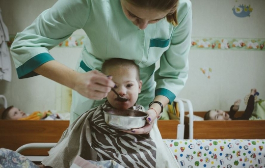 일부 고아원들은 아이들의 음식을 사 줄 돈이 없다거나 아이들은 먹어도 체중이 늘지 않을 것이라 주장했다. (사진=데일리메일 캡쳐)