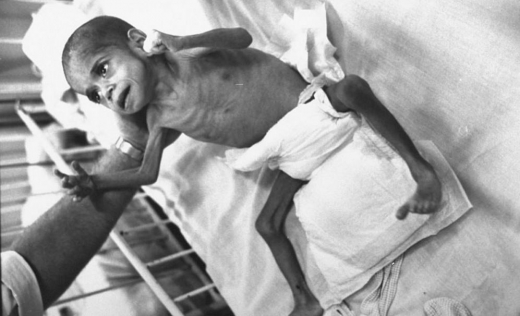 루마니아 고마원 직원은 한 사람당 평균 20명의 아이들을 담당하였다. 아이들에게 옷과 음식을 제공하는 일 외에는 아무런 관심도 가져 주지 않았고, 심지어 침대에 묶어 놓는 경우도 더러 있었다. (사진=데일리메일 캡쳐) 