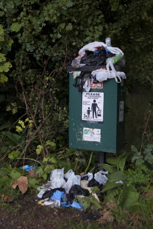 실제로 공공장소에 설치된 쓰레기통이 비닐봉지들로 넘쳐나고 있다. (사진=메트로)