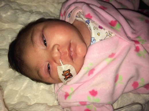 태어난 이후로 잘 울지 않는 아이, 지금도 대부분의 시간 눈을 감고 있다. 그러나 그 시간도 5~10분정도로 차츰 줄어들고 있다. (사진=미러)