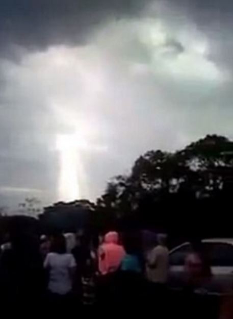 지역주민 대부분은 이를 예수가 보낸 신호라고 믿었다.