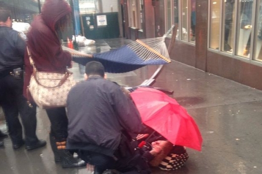 현지언론은 심각한 부상을 입고 병원으로 후송된 여성이 회복중이라고 밝혔다.