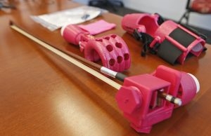 핑크색이 인상적인 의수에는 이사베랄의 이름이 새겨져 있다. (사진=워싱턴포스트)