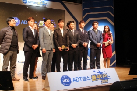 보안전문기업 ADT캡스는 야구, 골프와 같이 인기 스포츠를 활용한 마케팅 활동을 활발히 펼치고 있다. 특히 ADT캡스의 스포츠마케팅은 단순한 브랜드 노출이 아닌 스포츠에 ‘보안’이라는 기업 특성을 연결해 친근한 기업 이미지를 강화하고 있다.