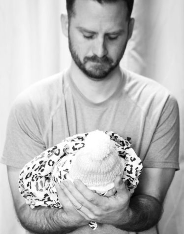 세상을 떠난 딸을 바라보는 로이스 영