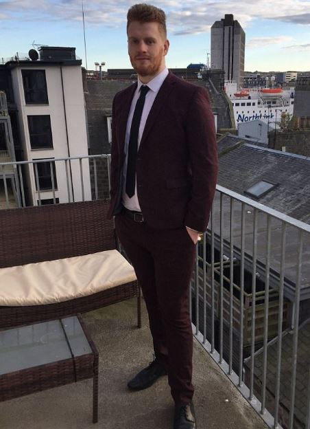 로우리 그레이(22)는 전시회의 취지가 정말인지 시도해봤다고도 할 수 있다. (사진=데일리메일 캡쳐)