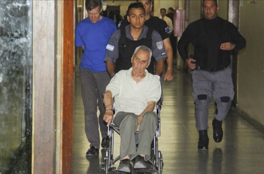 파란색 옷을 입은 남성은 호라시오 코르바초, 휠체어에 앉은 남성은 니콜라 코라디. (사진=데일리메일 캡쳐)