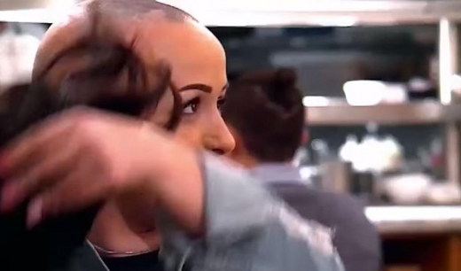 가발을 벗은 이브는 앞에 있던 조던을 비롯해 웨이터와 주변 사람들의 시선을 한몸에 받았다.