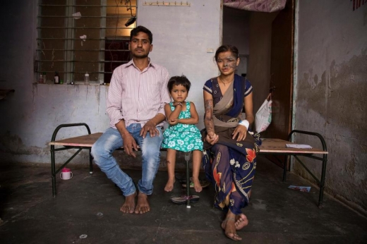 한밤중에 갑자기 봉변을 당한 가족들.