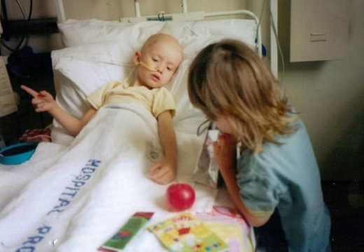 클라라는 어린 나이에 암 진단을 받았지만, 힘든 항암치료를 꿋꿋하게 견뎌냈다.