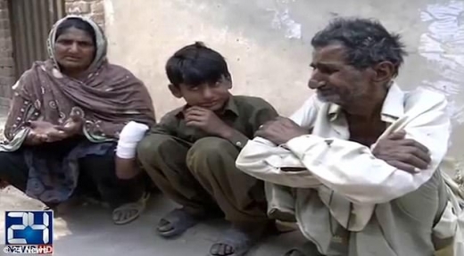 밀린 임금을 요구했다가 고용주에게 손목이 잘린 13세 파키스탄 소년(가운데)과 그의 부모(양옆)