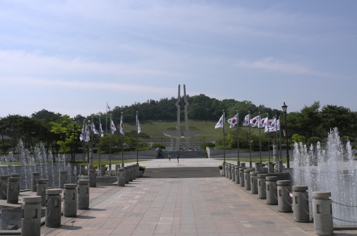 묘역 정면에 있는 높이 40m의 추념탑은 5.18 정신이 우주 삼라 만상까지 펼쳐지길 기원하는 후손들의 마음이다.