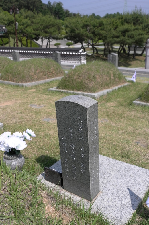 한 희생자 묘비 뒷면에 적은 글귀. 가난하고 세상 보는 눈은 좁지만 참되고 바르게 살리라!