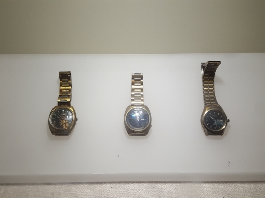 추모관 내에 전시 중인 당시 희생자들의 시계. 5월 22일에 시간은 멈춰있다.