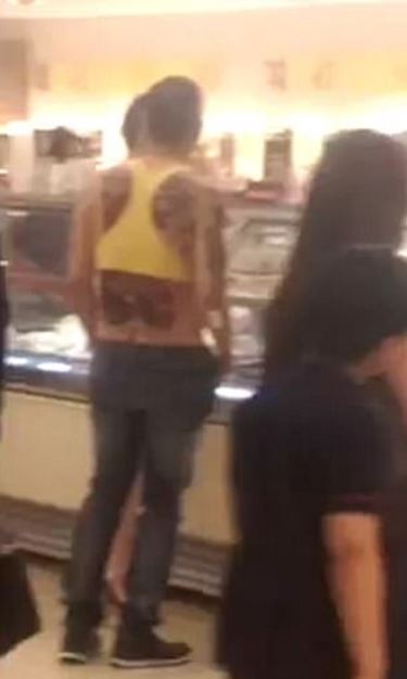 상반신을 드러낸 티셔츠를 입고 등과 배, 팔 등 가짜 문신을 한 국왕의 패션은 가히 파격적이다. (사진=유튜브 캡쳐)