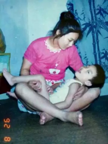 딩딩은 태어난 순간부터 모든 게 느렸고, 발달 과정도 더디기만 했다. (사진=신화망)