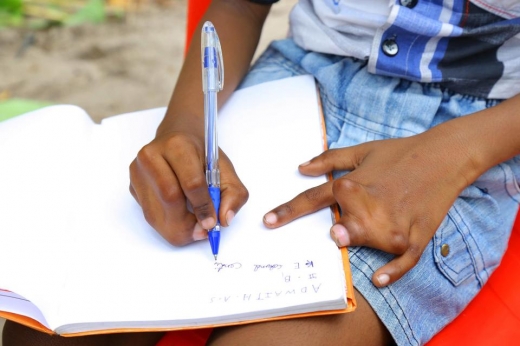 일상생활에 아무 지장이 없다는 점을 보여주기 위해 글을 쓰고 있는 중이다. (사진=더썬)