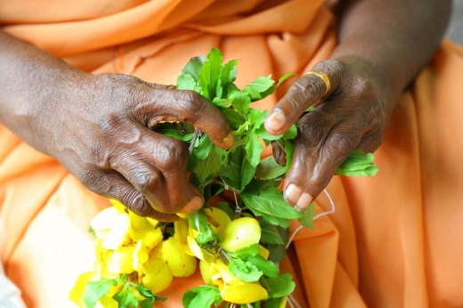 야채를 자르거나 음식을 하는데도 전혀 불편을 느끼지 못했다는 가족들. (사진=더썬)