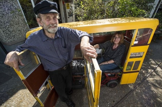 그의 작은 버스가 마을에 활기를 불어넣었다. (사진=데일리메일 캡쳐)