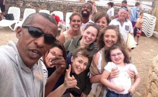 관광객과도 스스럼없이 어울려 사진을 찍는 호세. (사진=텔레그래프)