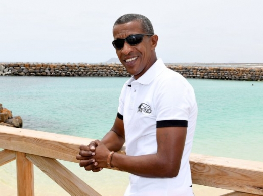 선글라스를 끼고 있는 옆모습이 오바마 전 대통령과 흡사하다. (사진=메트로)