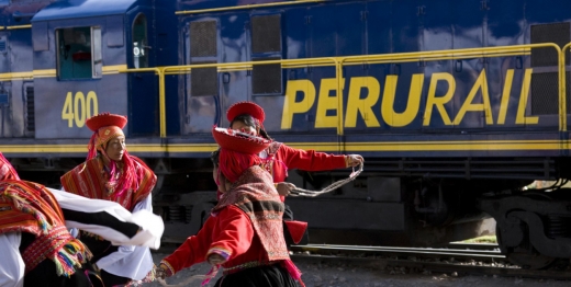 마추픽추로 향하는 기차역에서 현지 원주민들이 전통춤을 선보이고 있다. (자료사진)