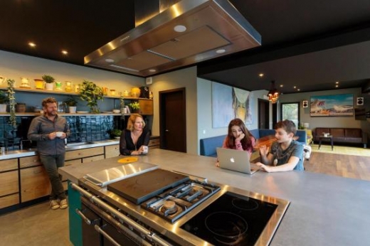 가족이 지은 집 외부와 내부 모습.