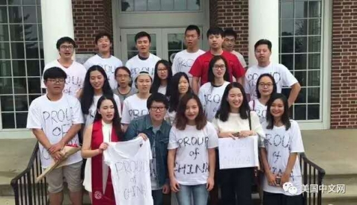 동료 중국인 유학생들이 맨먼저 발끈하고 나섰다. ‘중국에 대한 자부심’이라고 적힌 성명서를 발표하고 티셔츠를 입기 시작했다. (사진=웨이신 캡처)
