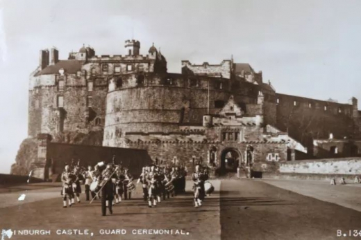 엽서 앞면에는 역사적 건조물인 에든버러 성곽 그림이 그려져 있었다.