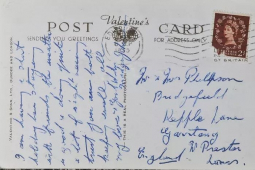 엽서 뒷면에 빼곡히 적힌 메시지.