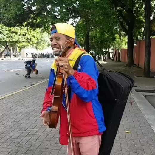 베네수엘라 경찰은 그의 국기와 바이올린을 빼앗아 망가뜨렸다. (사진=이파니사)